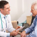 Doctor atendiendo a paciente mayor